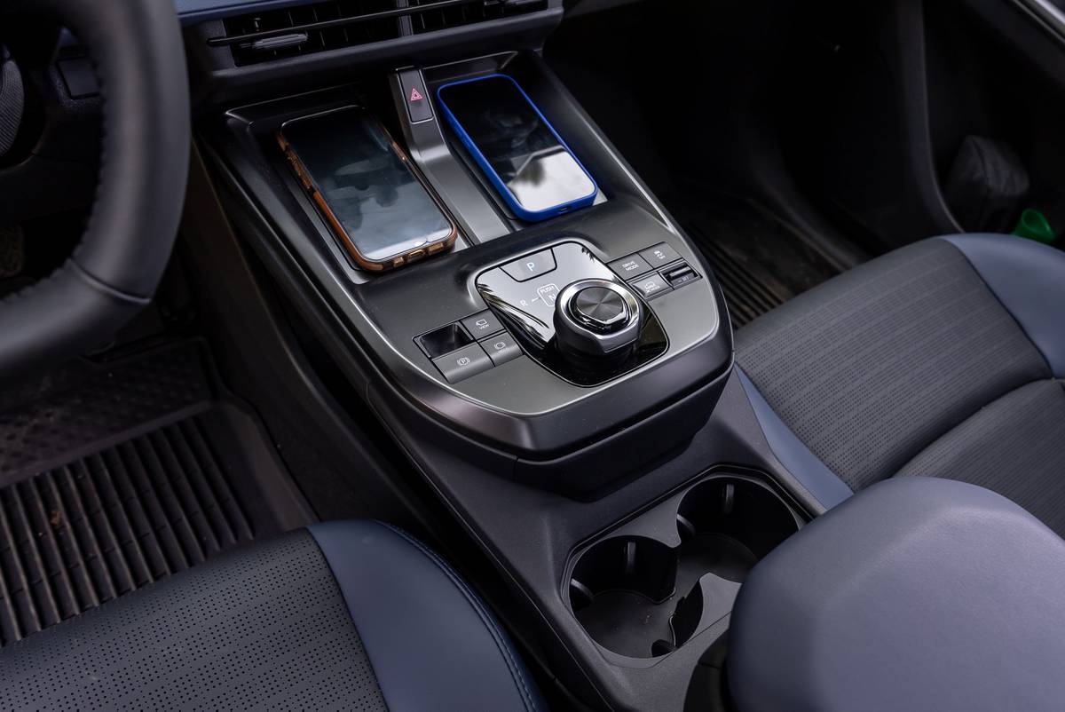 subaru solterra 2026 38 interior gearshift jpg