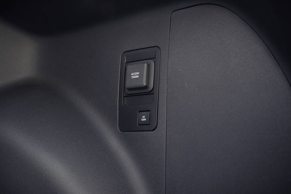 subaru solterra 2026 39 interior cargo outlet jpg