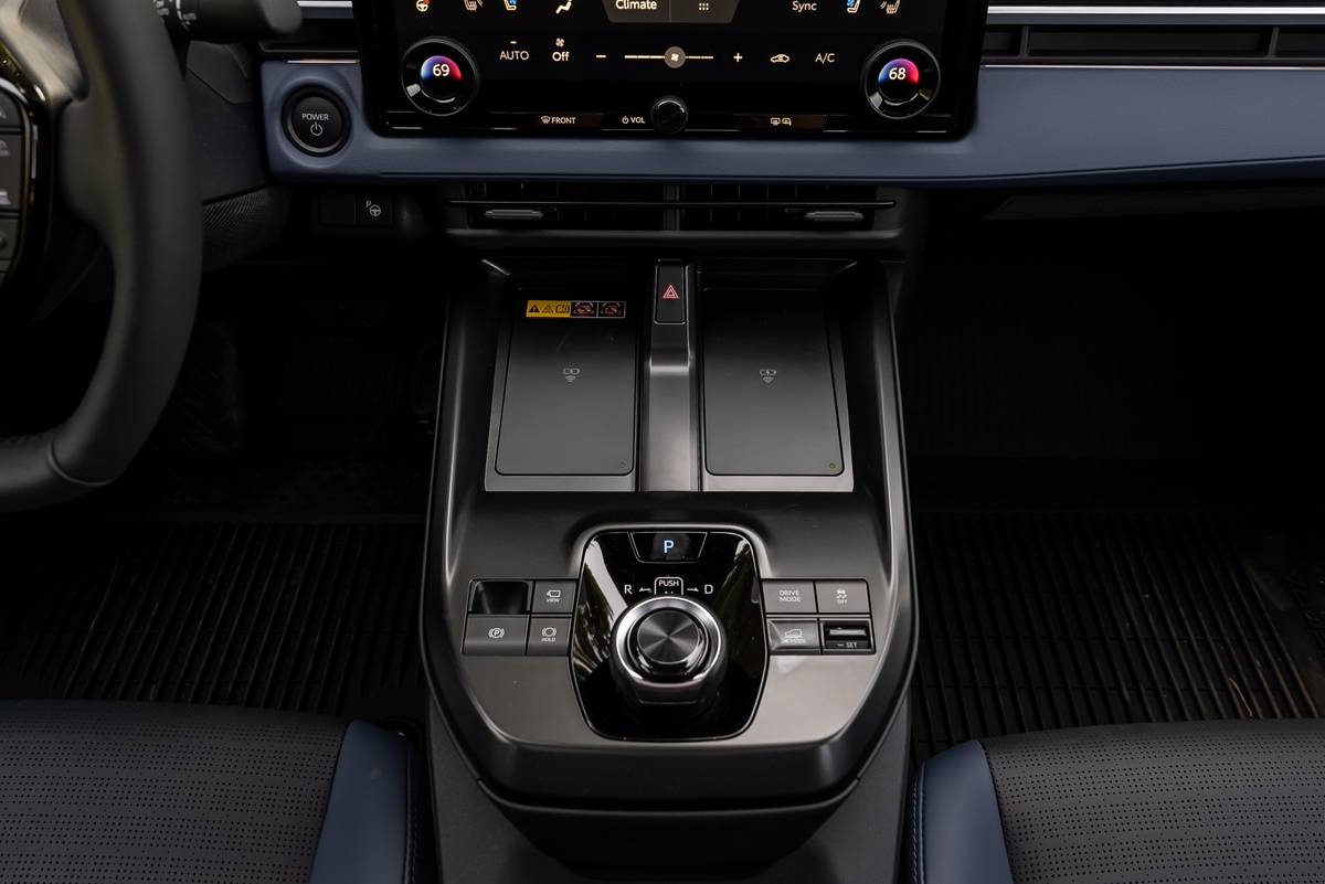 subaru solterra 2026 39 interior gearshift jpg