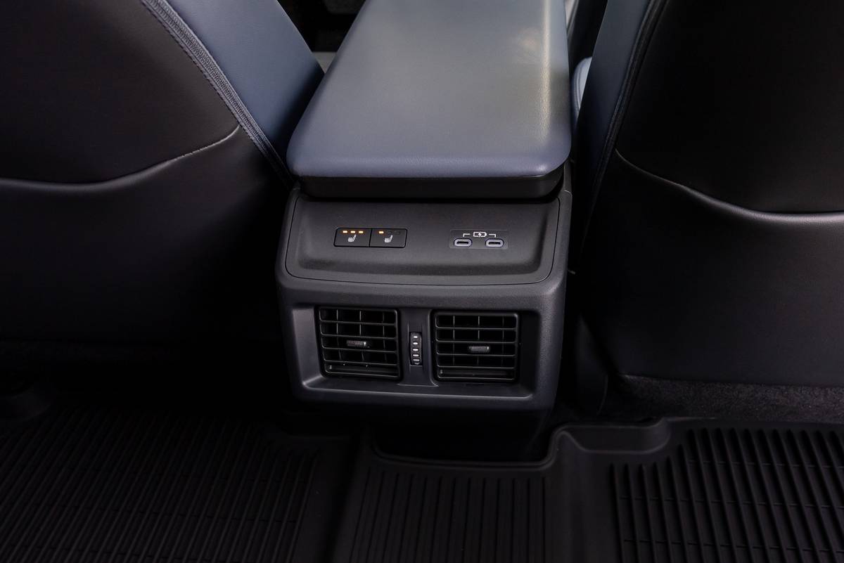 subaru solterra 2026 61 interior backseat usb jpg