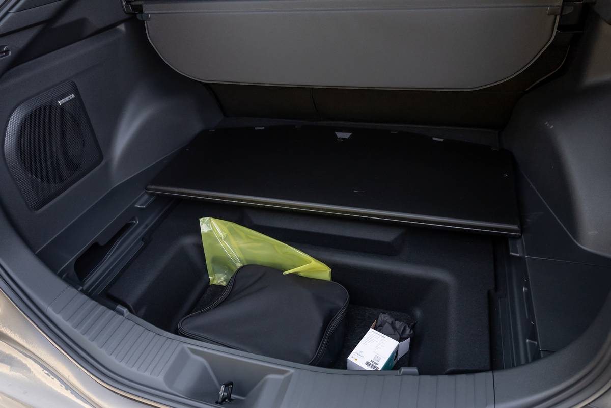 subaru solterra 2026 65 interior cargo jpg