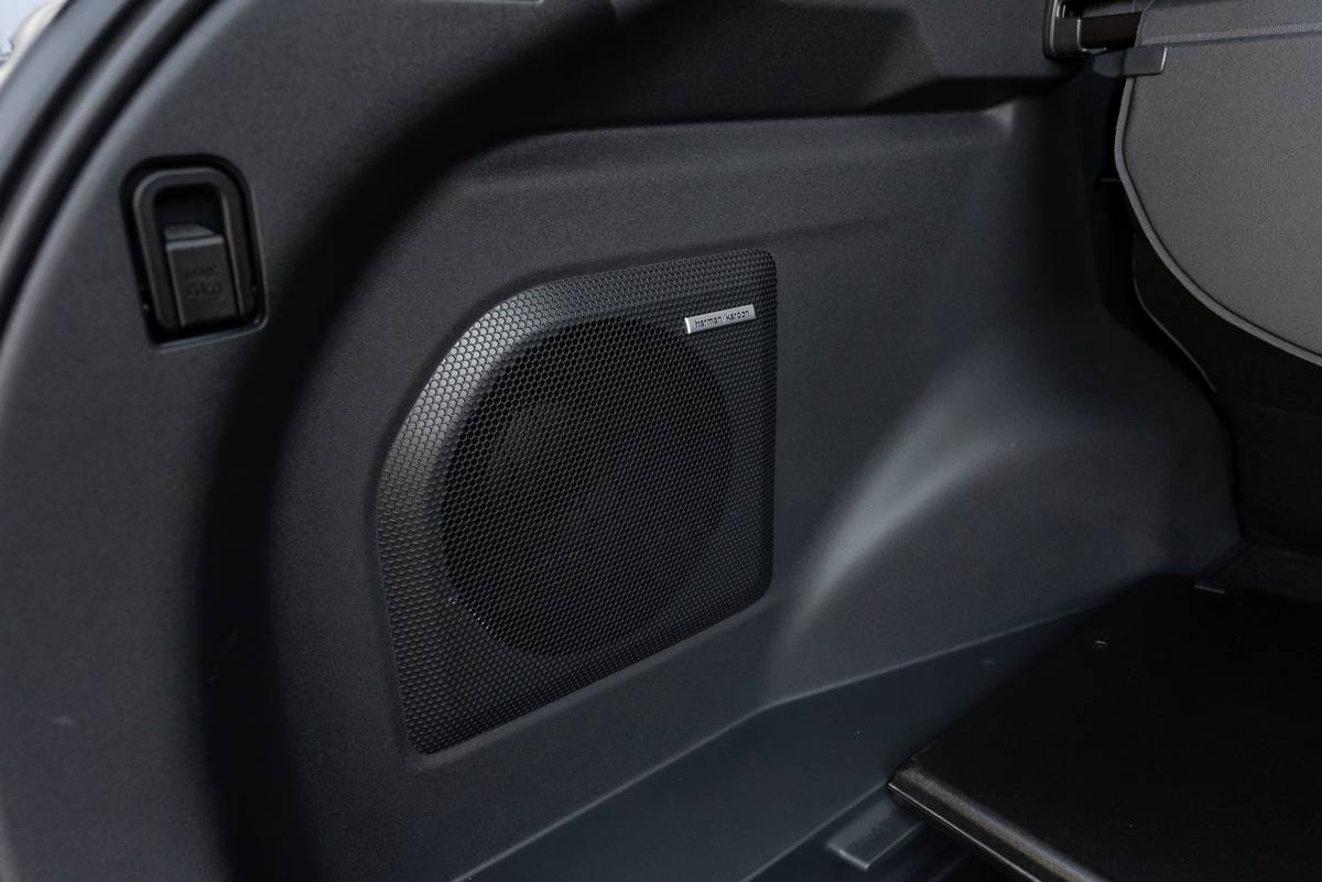 subaru solterra 2026 66 interior cargo audio jpg