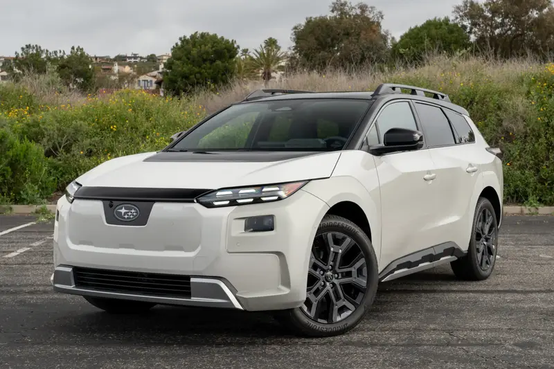subaru-trailseeker-2026-01-exterior-front-angle-white-fenders