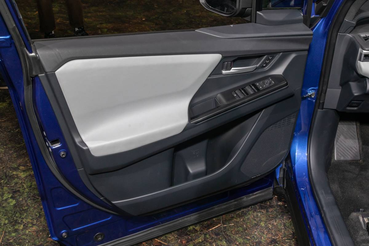 subaru trailseeker 2026 31 interior door jpg