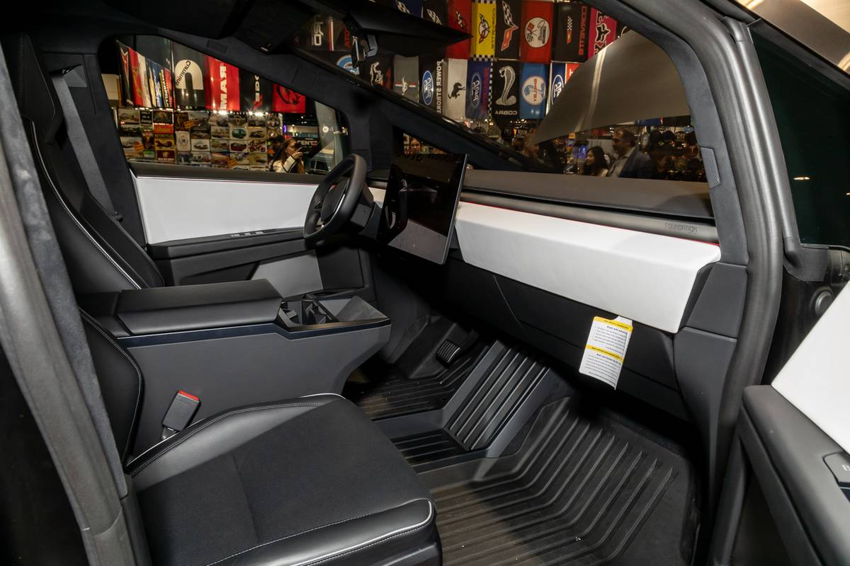 tesla cybertruck 2024 12 interior front row jpg