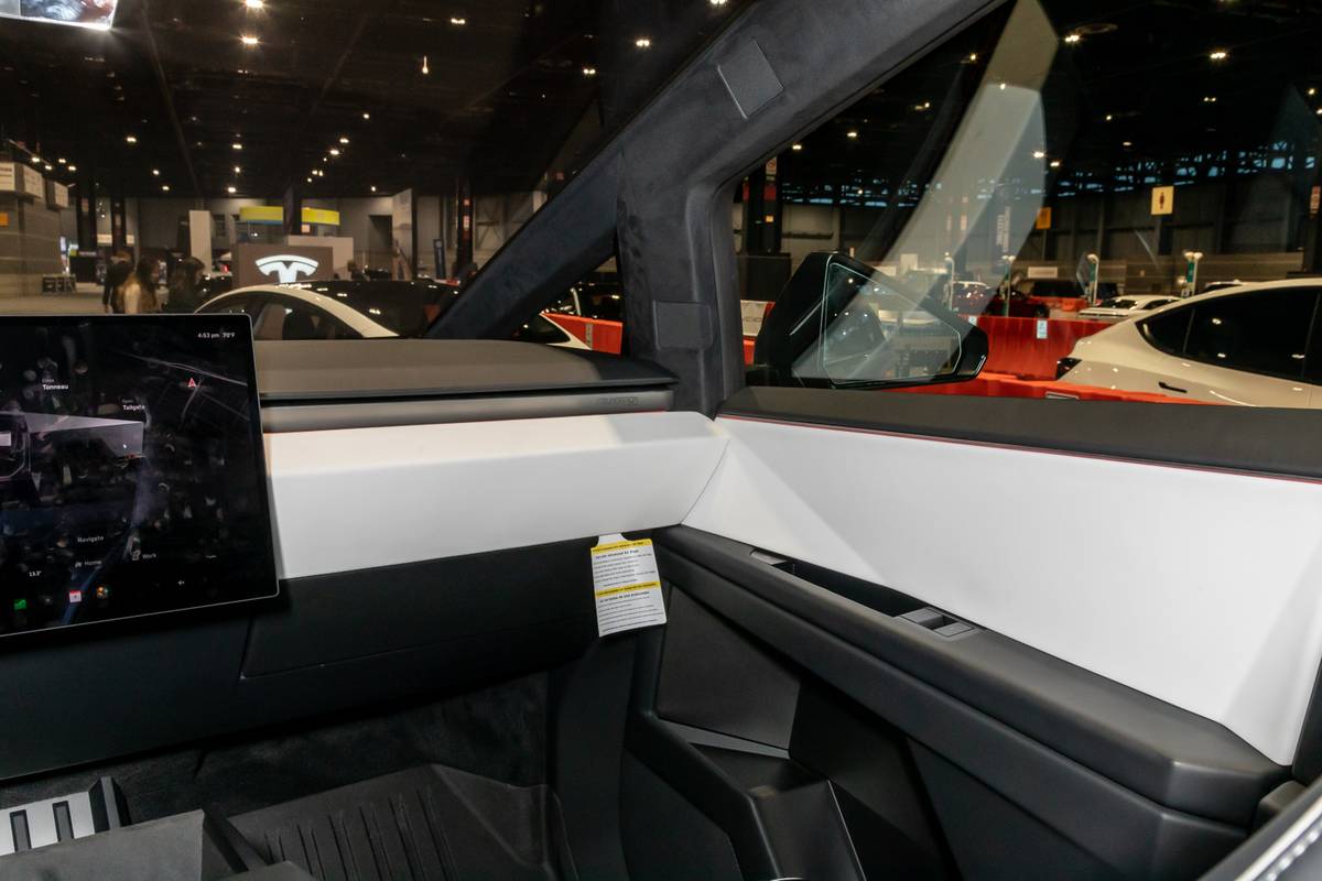 tesla cybertruck 2024 14 interior front row jpg