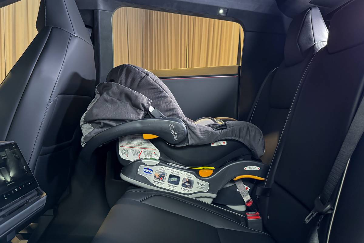 tesla cybertruck 2025 01 interior backseat car seat scaled jpg