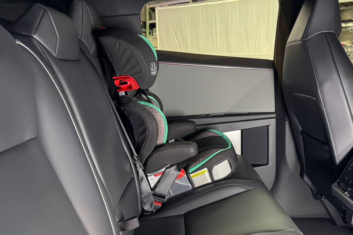 tesla cybertruck 2025 02 interior backseat car seat scaled jpg