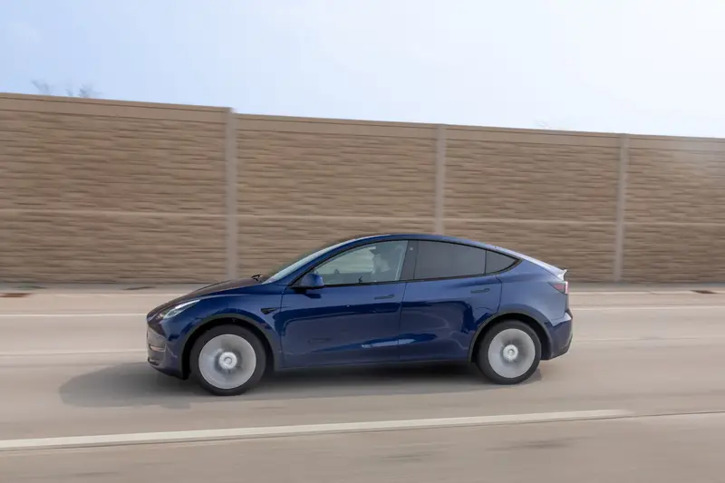 tesla-model-y-2021-09-exterior-dynamic-profile