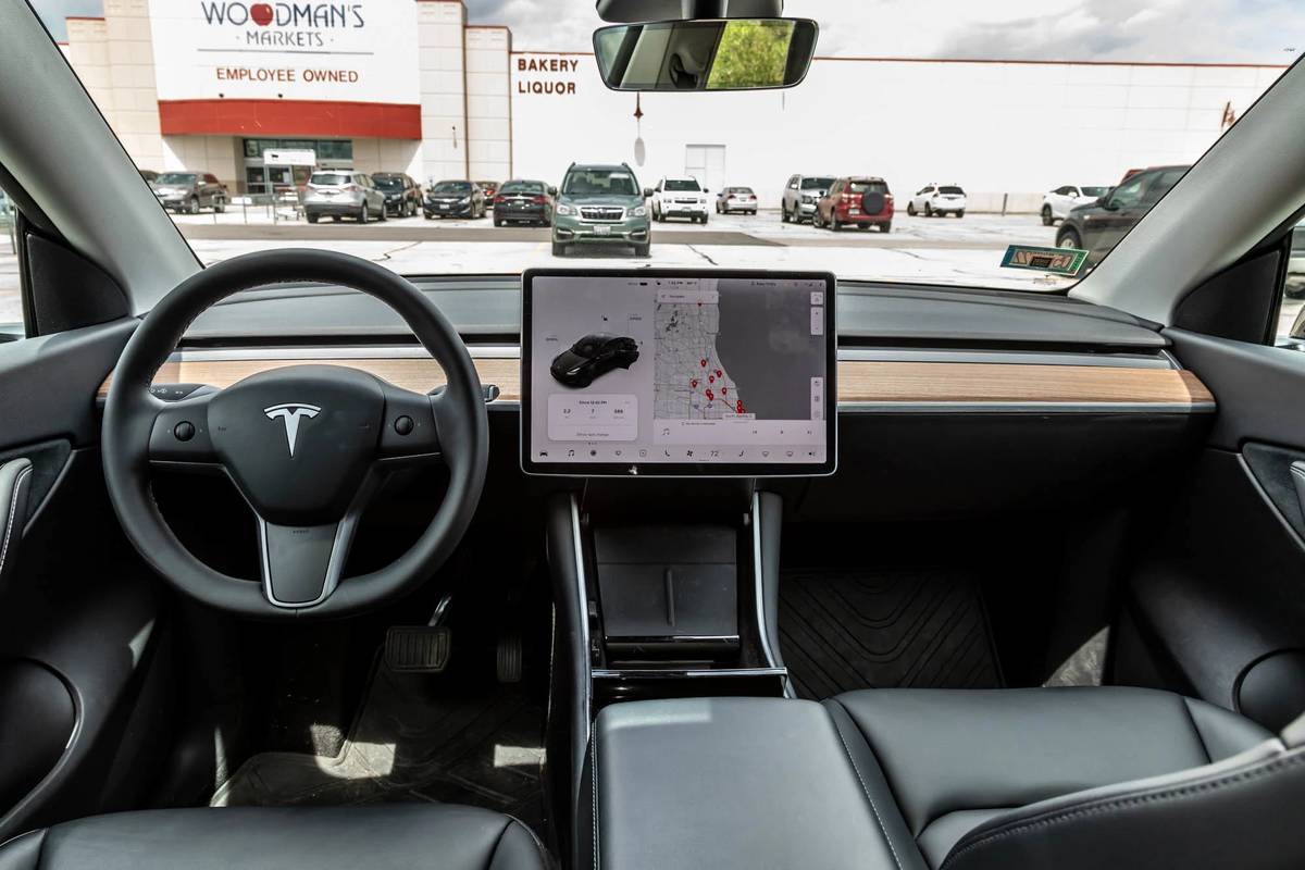 tesla-model-y-2021-15-cockpit-shot--dashboard--front-row--interior.jpg