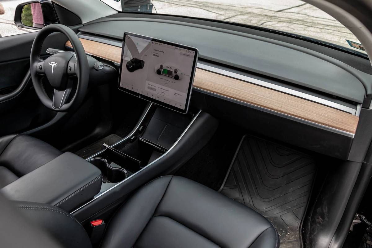 tesla-model-y-2021-16-cockpit-shot--dashboard--front-row--interior.jpg