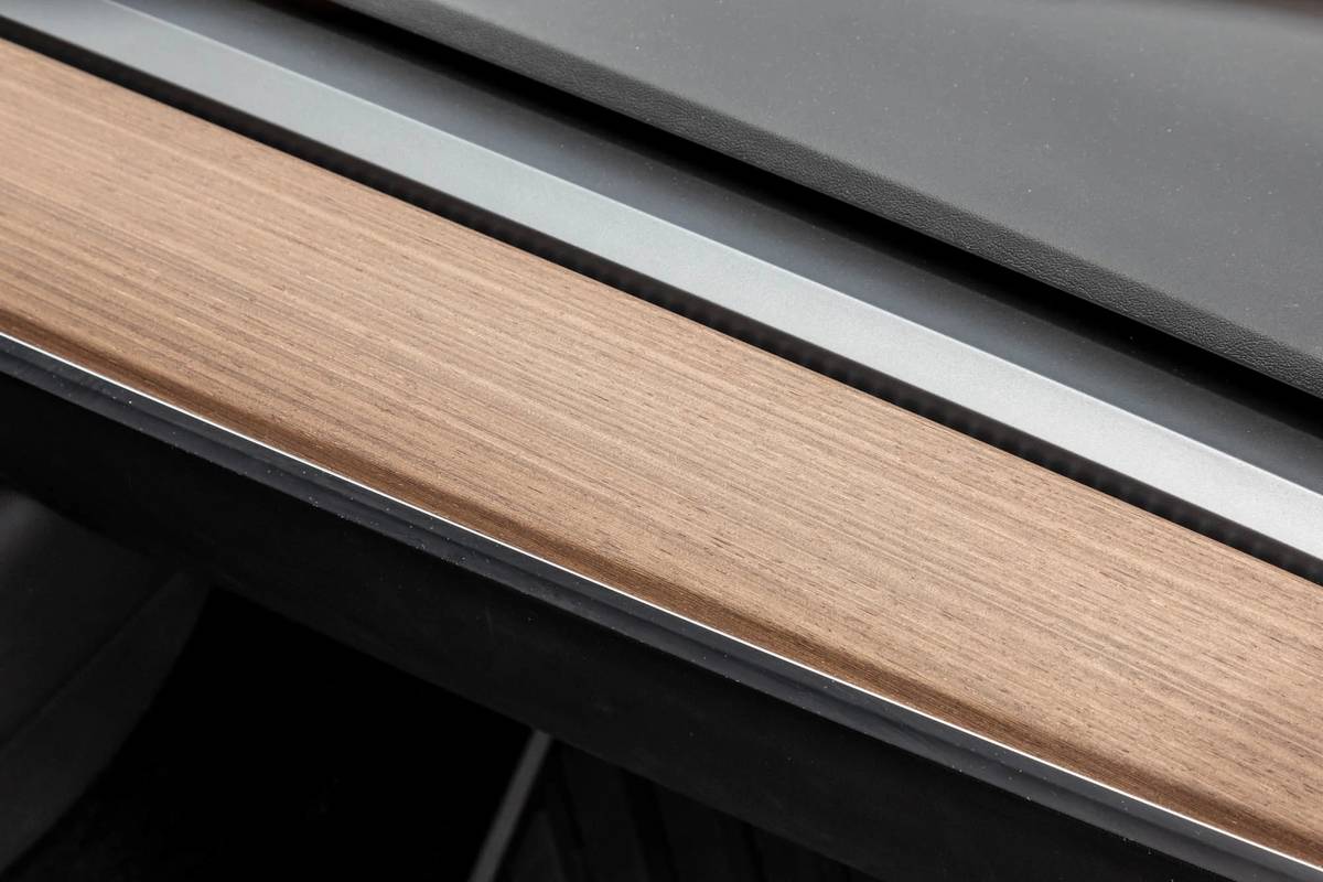 tesla-model-y-2021-17-dashboard--front-row--interior.jpg