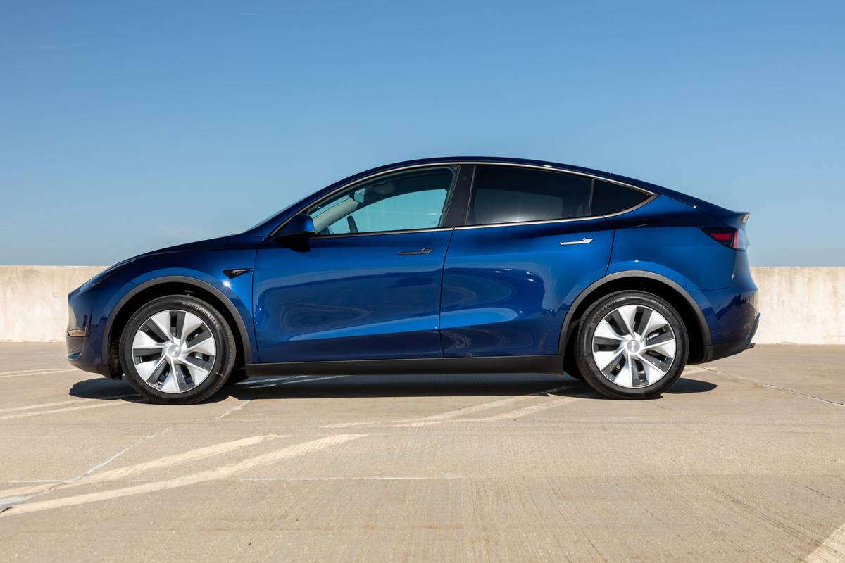 tesla model y 2022 05 blue exterior profile sedan scaled jpg