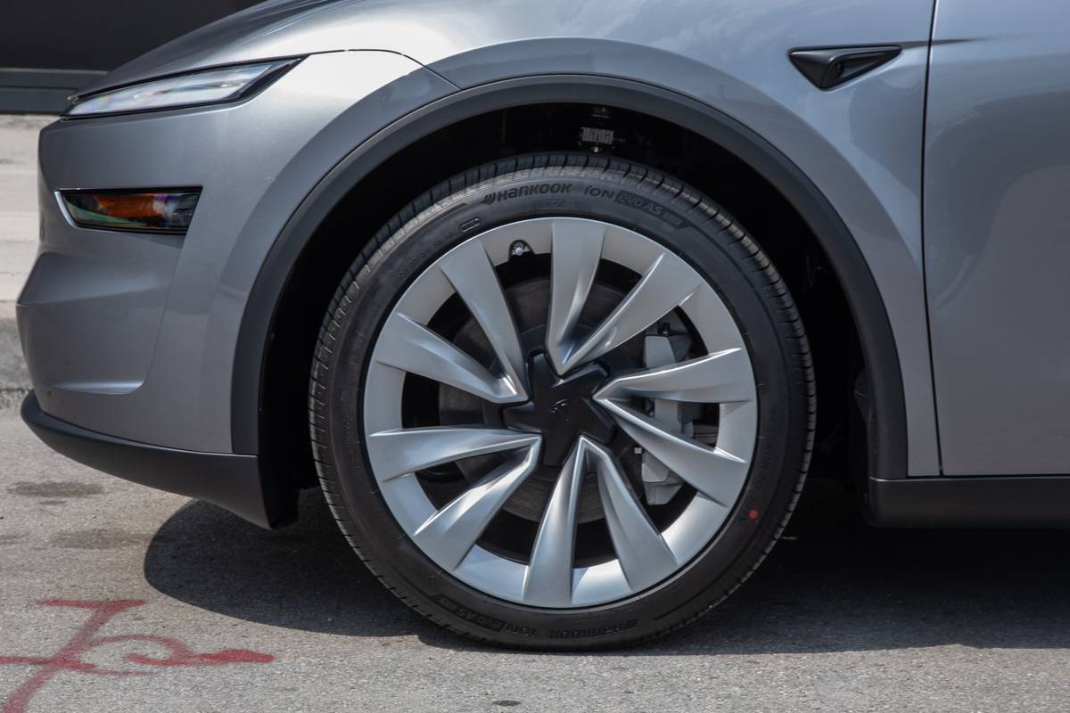 tesla model y long range awd 2025 08 exterior wheel scaled jpg