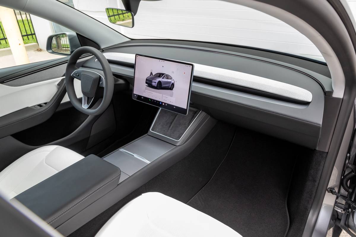 tesla model y long range awd 2025 21 interior front row scaled jpg