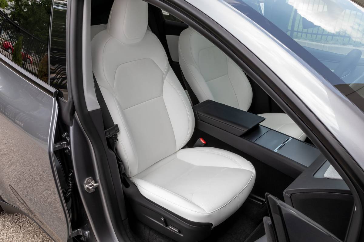 tesla model y long range awd 2025 22 interior front row seat scaled jpg