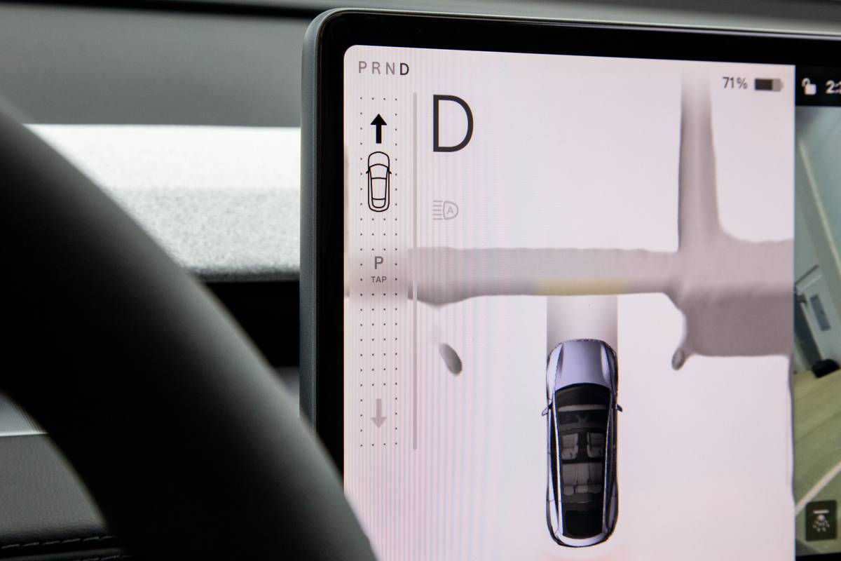 tesla model y long range awd 2025 28 interior gearshift scaled jpg