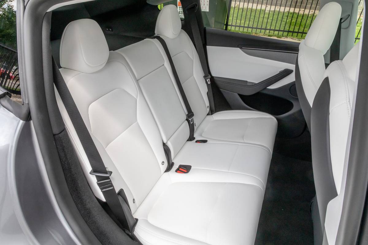 tesla model y long range awd 2025 48 interior backseat scaled jpg