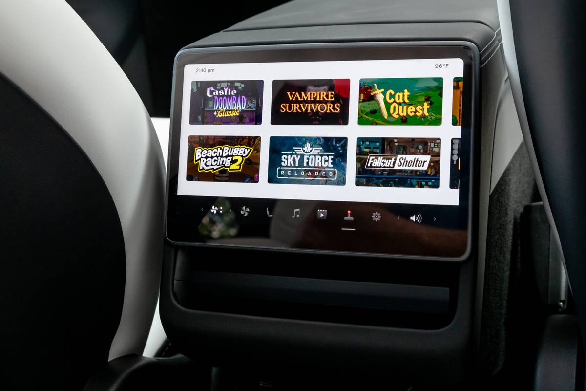 tesla model y long range awd 2025 51 interior backseat display scaled jpg