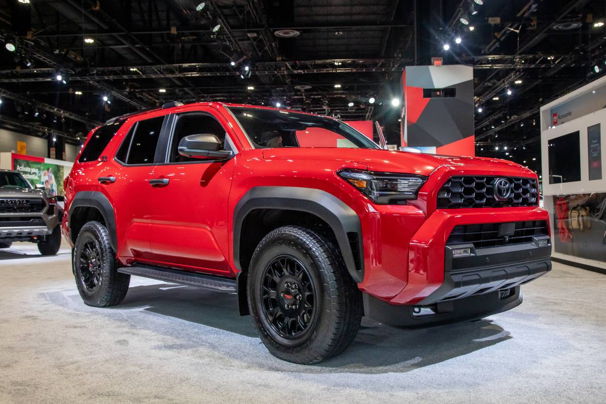toyota 4runner 4wd trd off road premium 2026 26 exterior front angle cas jpg