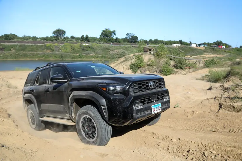 toyota-4runner-hybrid-trd-off-road-premium-2025-01-exterior-offroad-front-angle