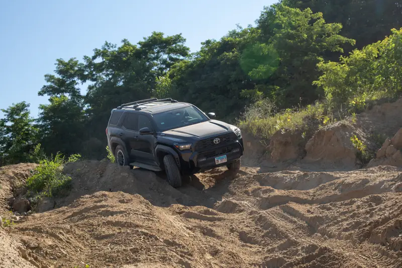 toyota-4runner-hybrid-trd-off-road-premium-2025-09-exterior-offroad-front-angle