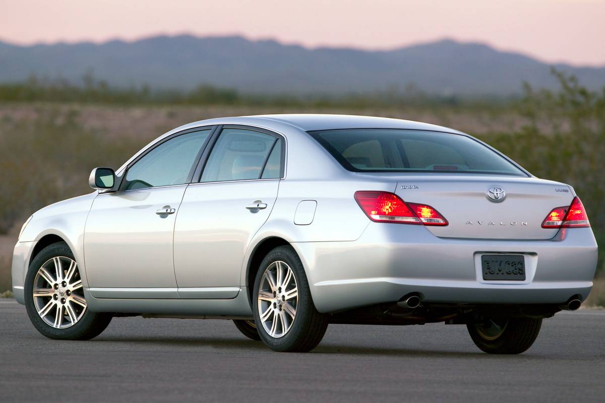 toyota-avalon-limited-2005-09-exterior-rear-angle-sedan-silver