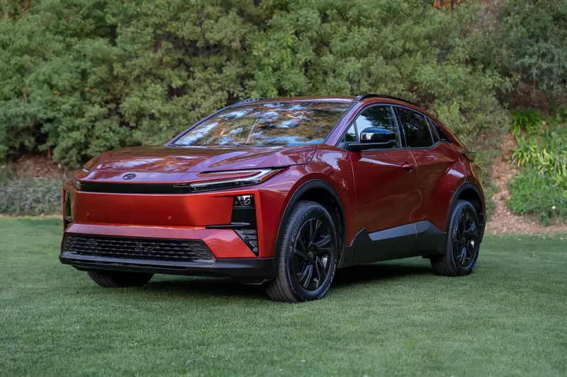 toyota-c-hr-2026-01-exterior-front-angle