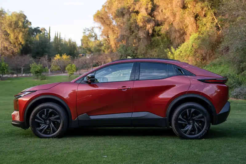 toyota-c-hr-2026-06-exterior-profile