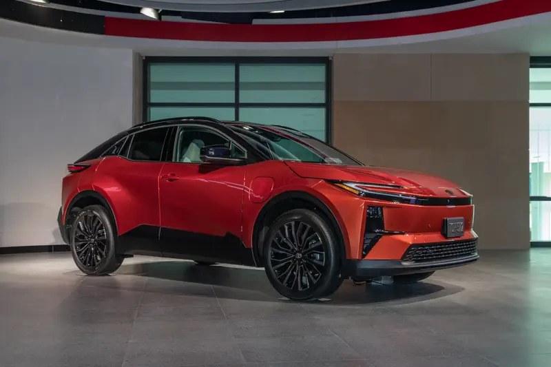 toyota-c-hr-bev-2026-02-exterior-front-angle