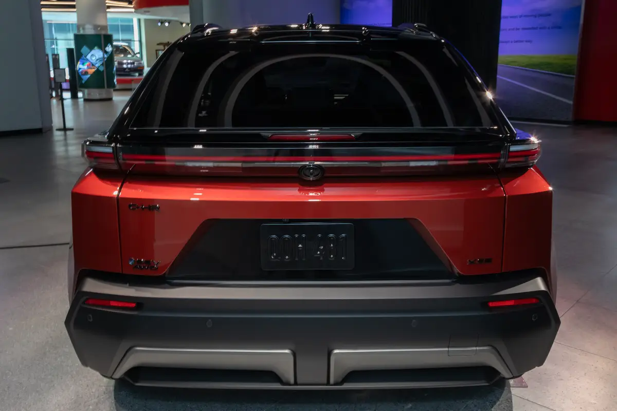 toyota c hr bev 2026 09 exterior rear jpg