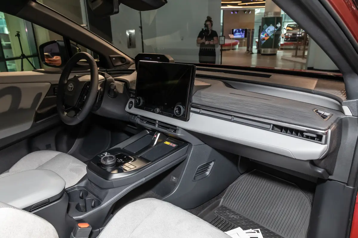 toyota c hr bev 2026 14 interior front row jpg
