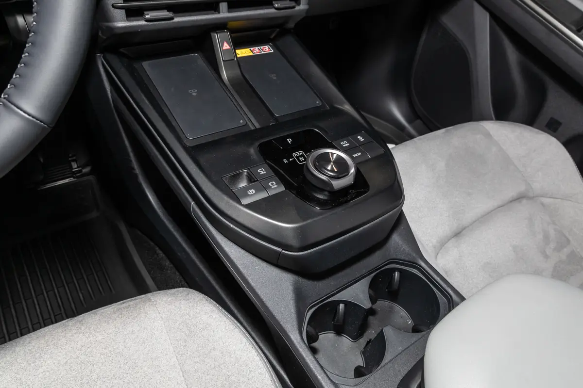 toyota c hr bev 2026 18 interior center console jpg