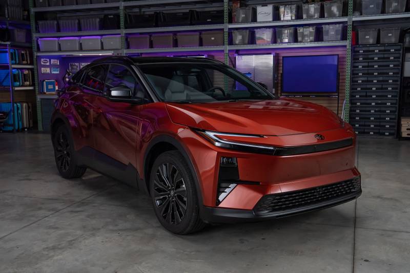 toyota-c-hr-xse-2026-01-exterior-front-angle