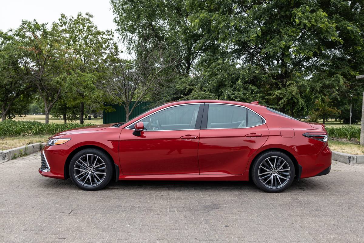 Toyota Camry Hybrid Vs. Honda Accord Hybrid: Which Is Best? | Cars.com