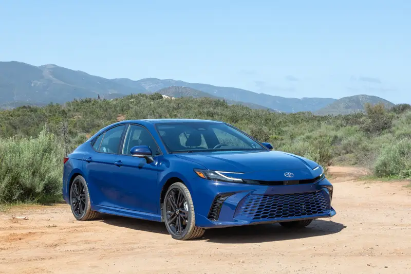 toyota-camry-xse-2025-01-exterior-front-angle