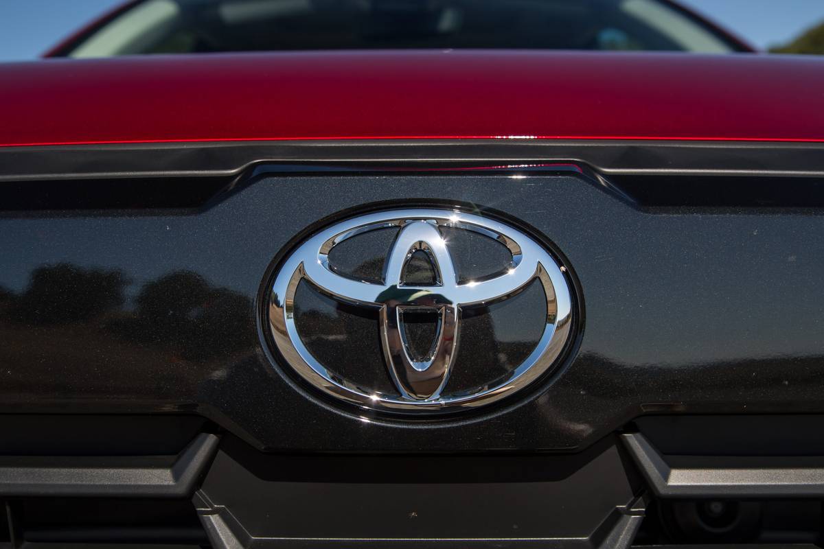toyota corolla cross 2026 03 exterior front badge scaled jpg
