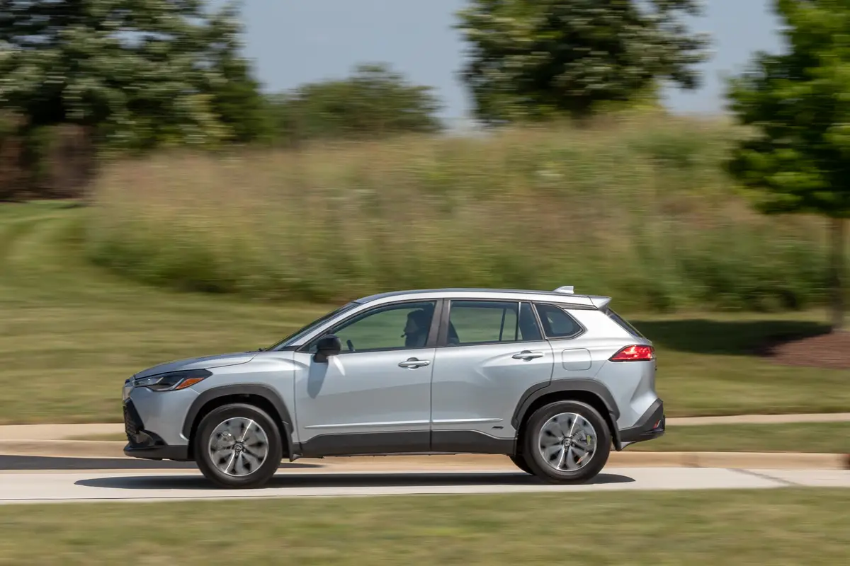 toyota corolla cross hybrid s 2023 02 exterior dynamic profile jpg