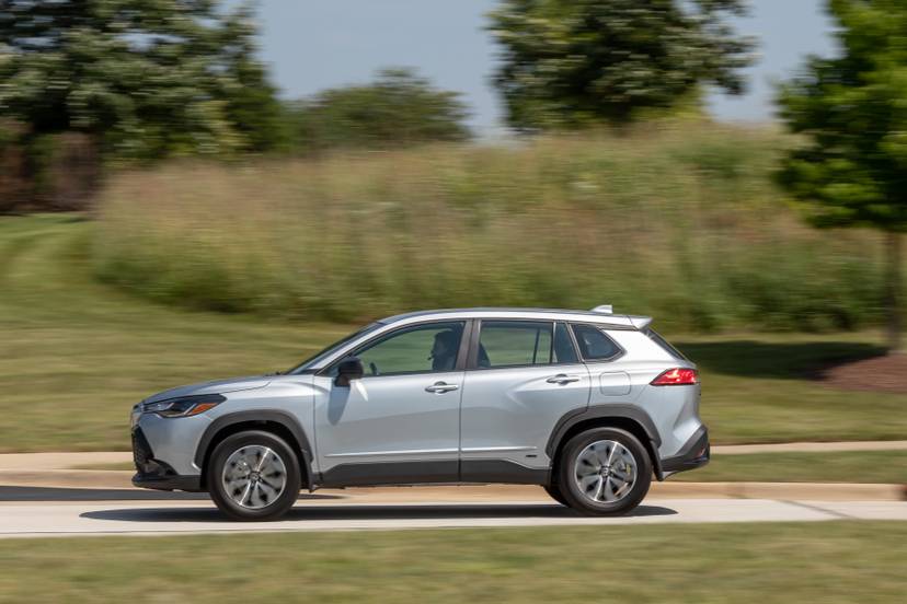 toyota-corolla-cross-hybrid-s-2023-02-exterior-dynamic-profile
