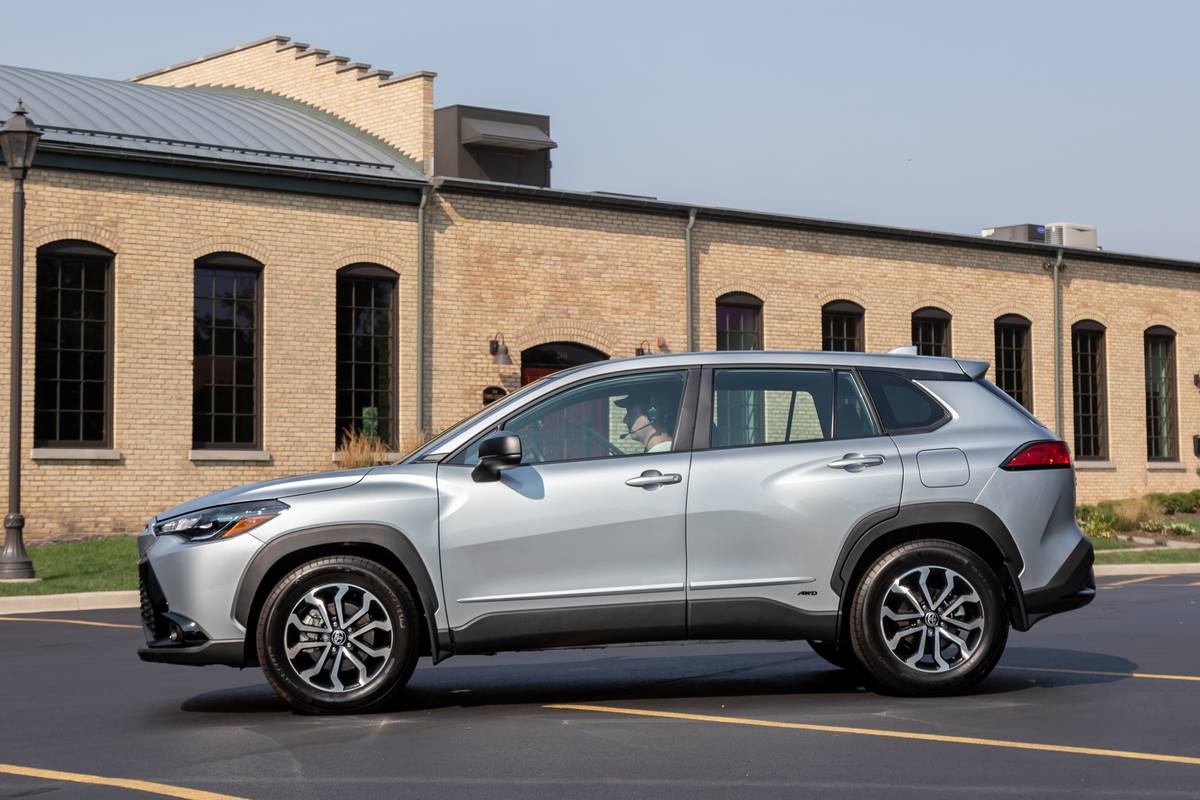 toyota corolla cross hybrid s 2023 07 exterior profile jpg