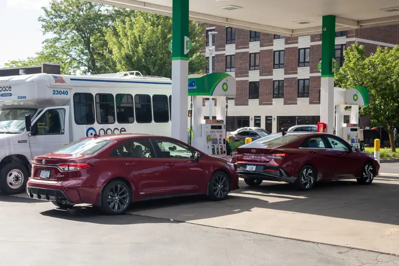 toyota-corolla-hybrid-elantra-hev-limited-2024-33-exterior-group-rear-angle-gas-station