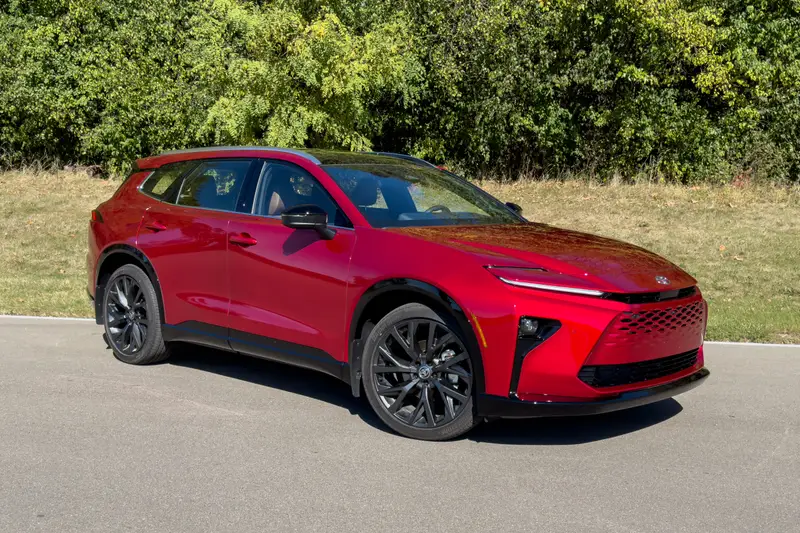 toyota-crown-signia-2025-01-exterior-front-angle-red