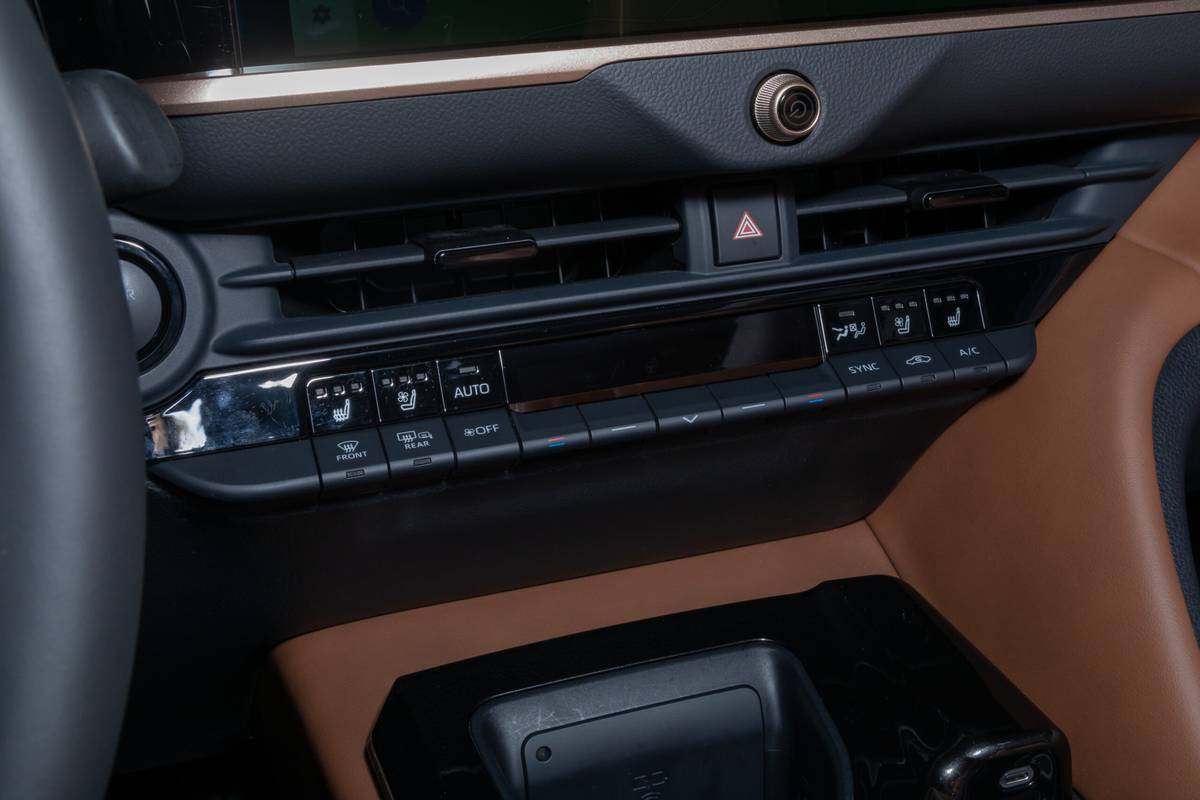 toyota crown signia 2025 21 interior climate control scaled jpg