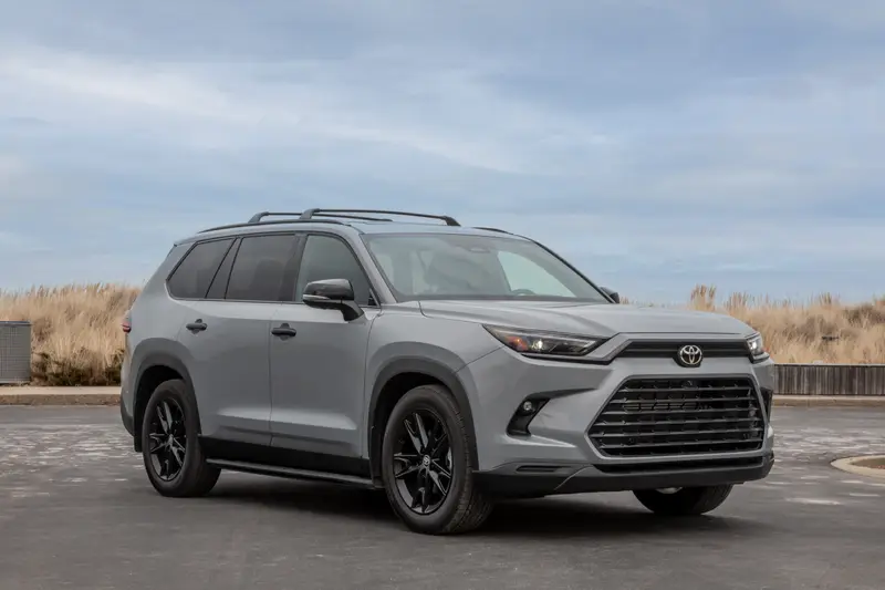 toyota-grand-highlander-hybrid-nightshade-2026-37-exterior-front-angle