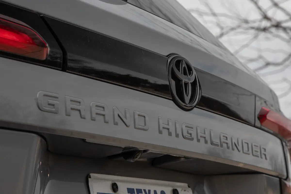 toyota grand highlander hybrid nightshade 2026 42 exterior rear badge jpg