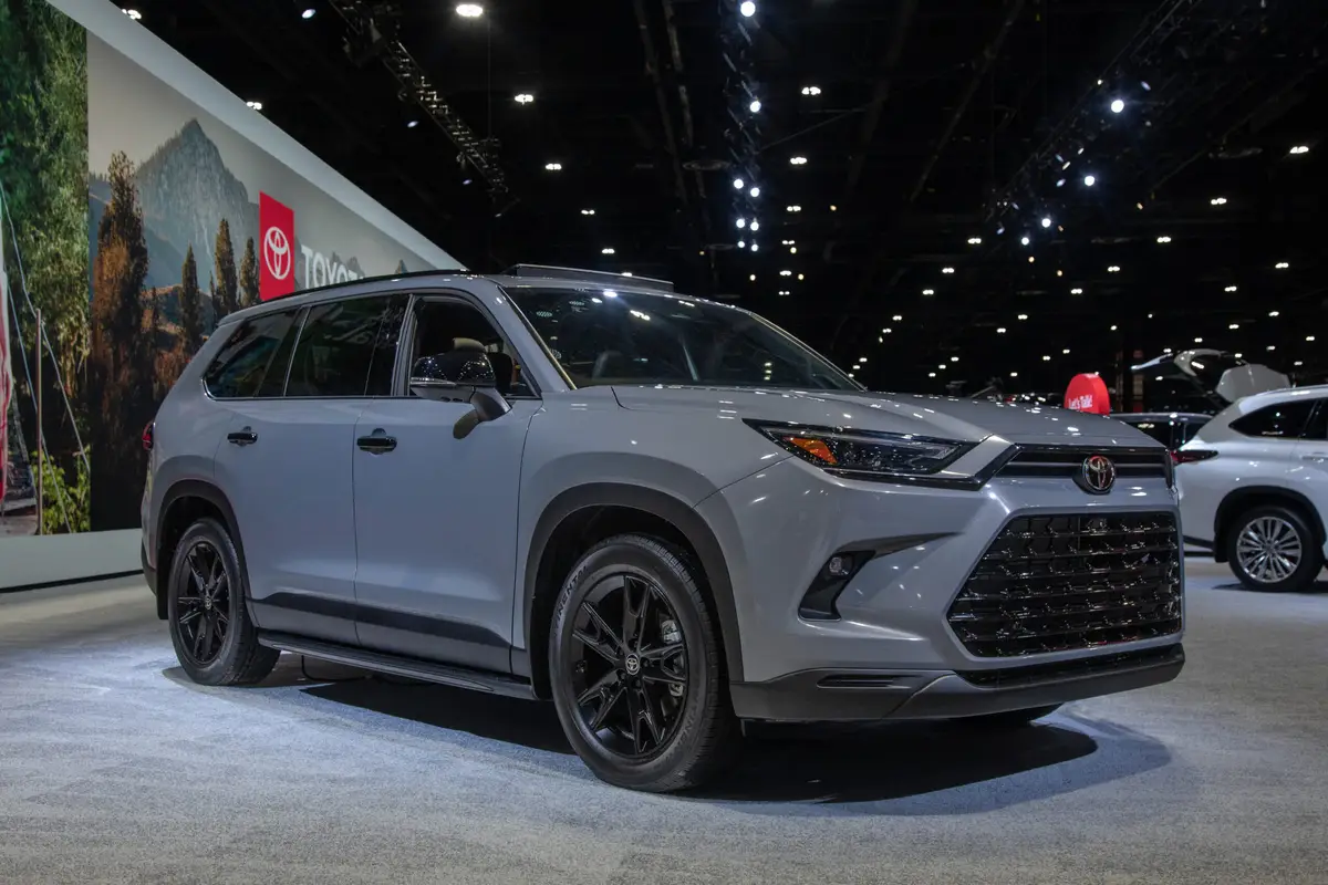 toyota grand highlander nightshade hybrid 2026 01 exterior front angle scaled jpg