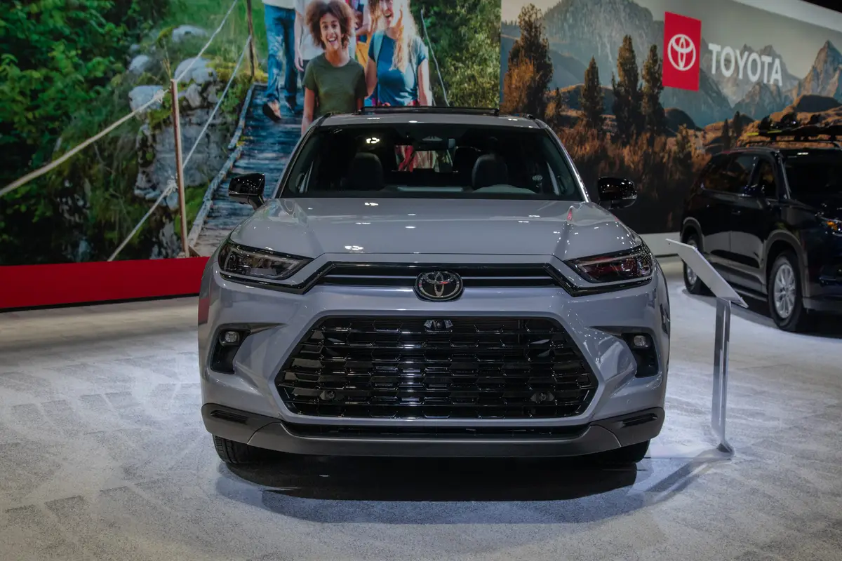 toyota grand highlander nightshade hybrid 2026 02 exterior front scaled jpg