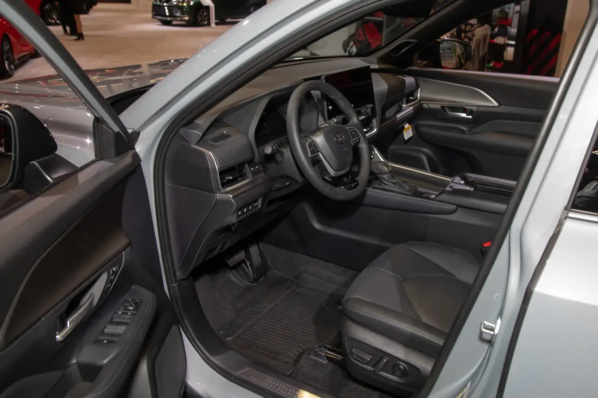 toyota grand highlander nightshade hybrid 2026 05 interior front row scaled jpg