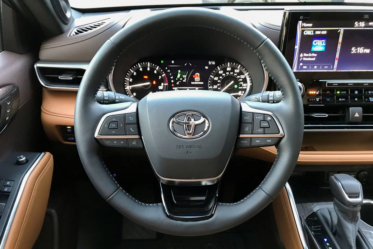 toyota highlander 2020 08 interior steering wheel jpg