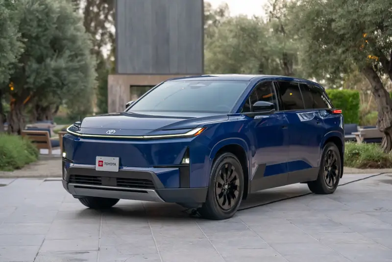 toyota-highlander-2027-01-exterior-front-angle